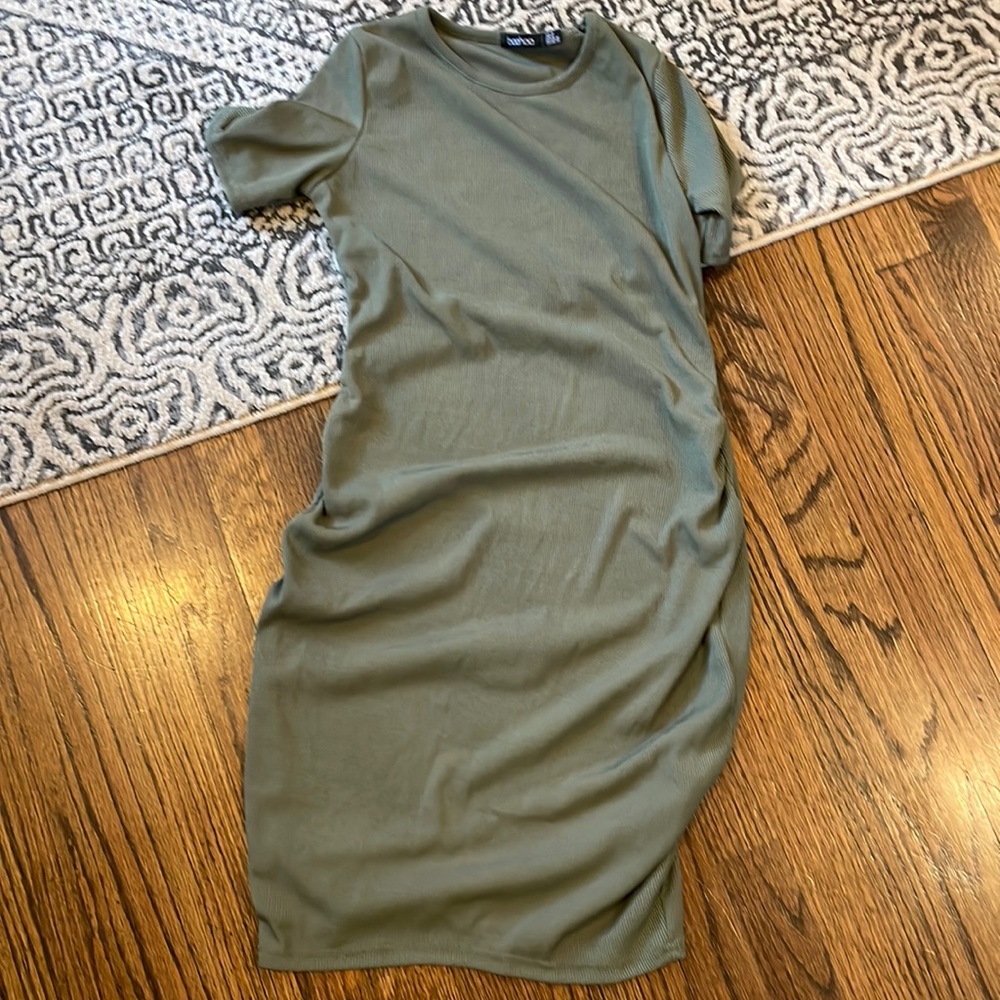 Boo hoo size 4 maternity ribbed ruched dress